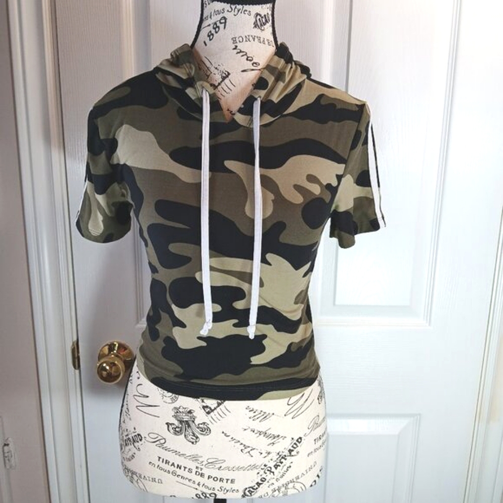 NWOT Streetwear Society Women's Camo Cropped Hoodie Short Sleeve Green Size S